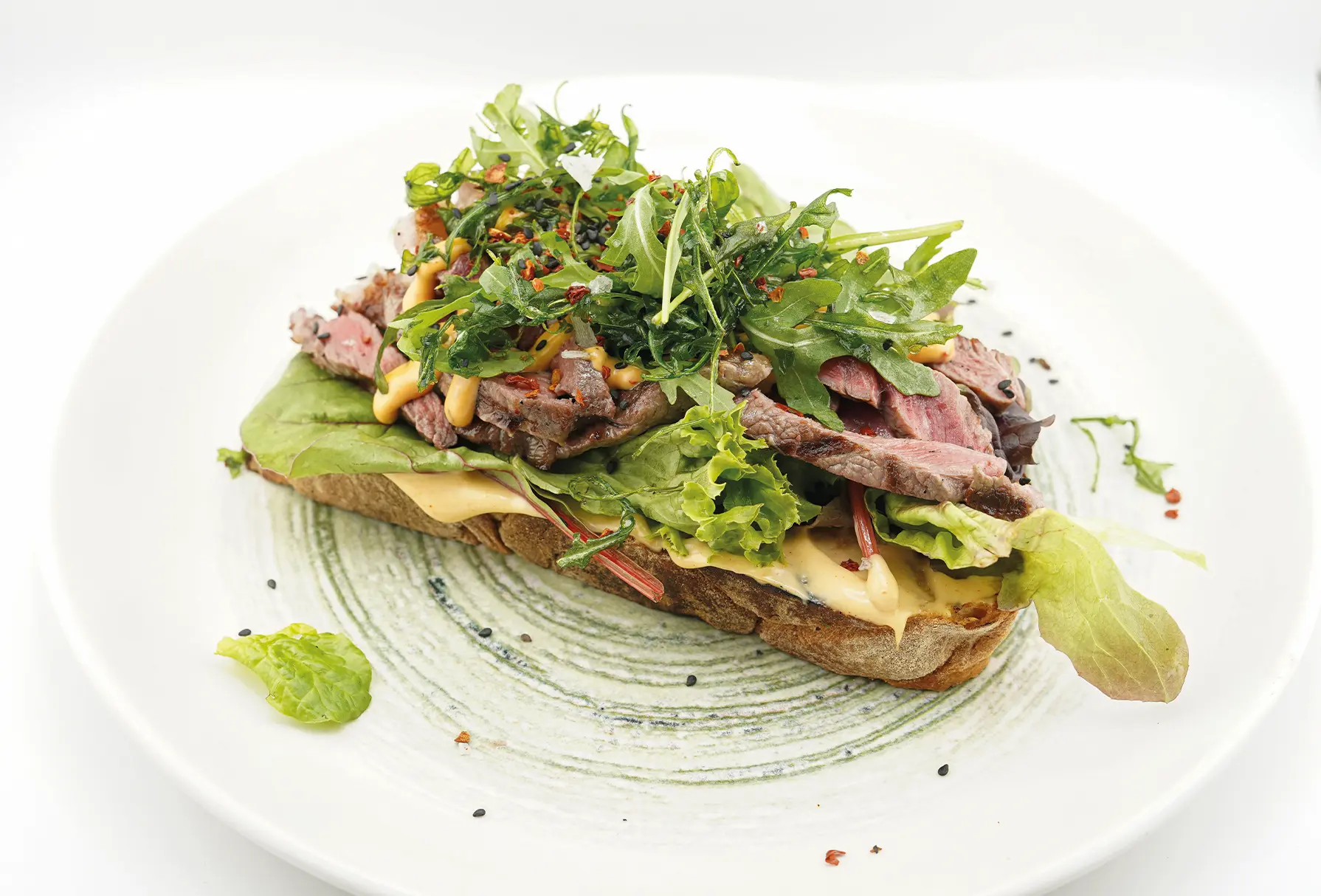 Rumpsteak Stulle mit Tranchen vom Rumpsteak, Salat und Rucola auf Landbrot