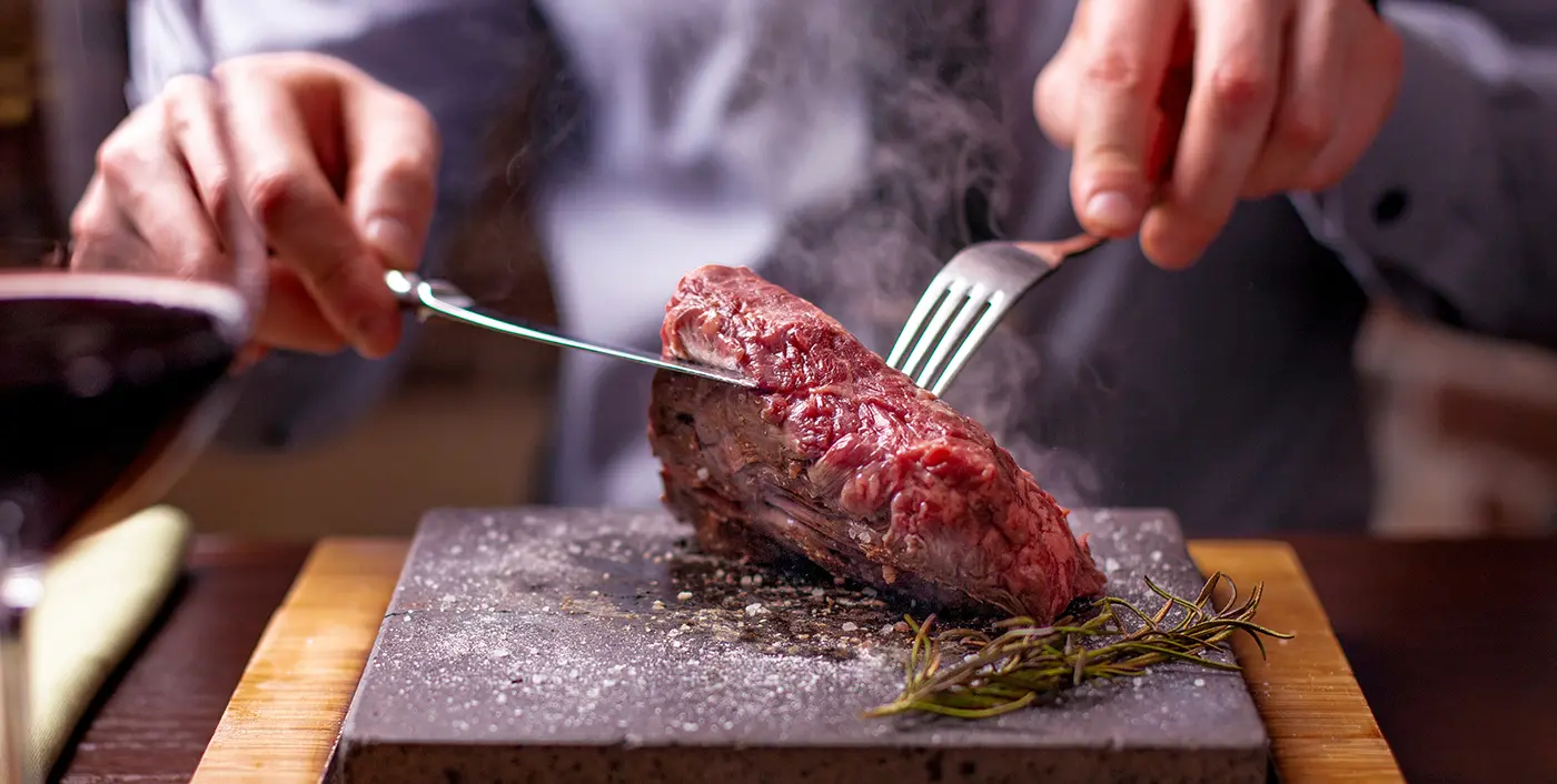 Steak auf heißer Steinplatte