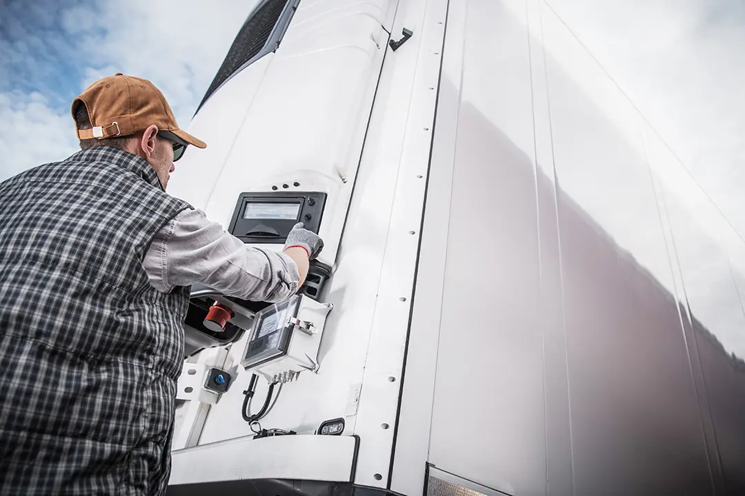 Mann überprüft die Temperatur der Kühlanlage